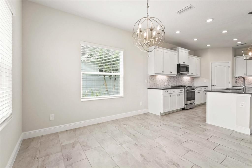 合同活跃: $620,000 (3 贝兹, 3 浴室, 2116 平方英尺)