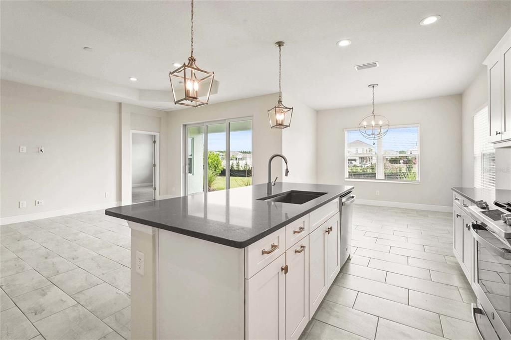 合同活跃: $620,000 (3 贝兹, 3 浴室, 2116 平方英尺)