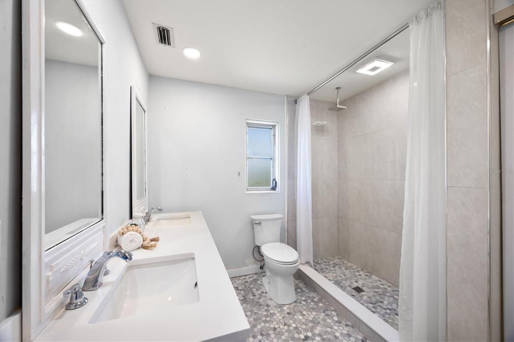 Active With Contract: $240,000 (2 beds, 2 baths, 1330 Square Feet)