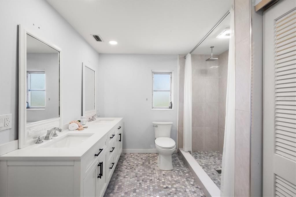 Active With Contract: $240,000 (2 beds, 2 baths, 1330 Square Feet)