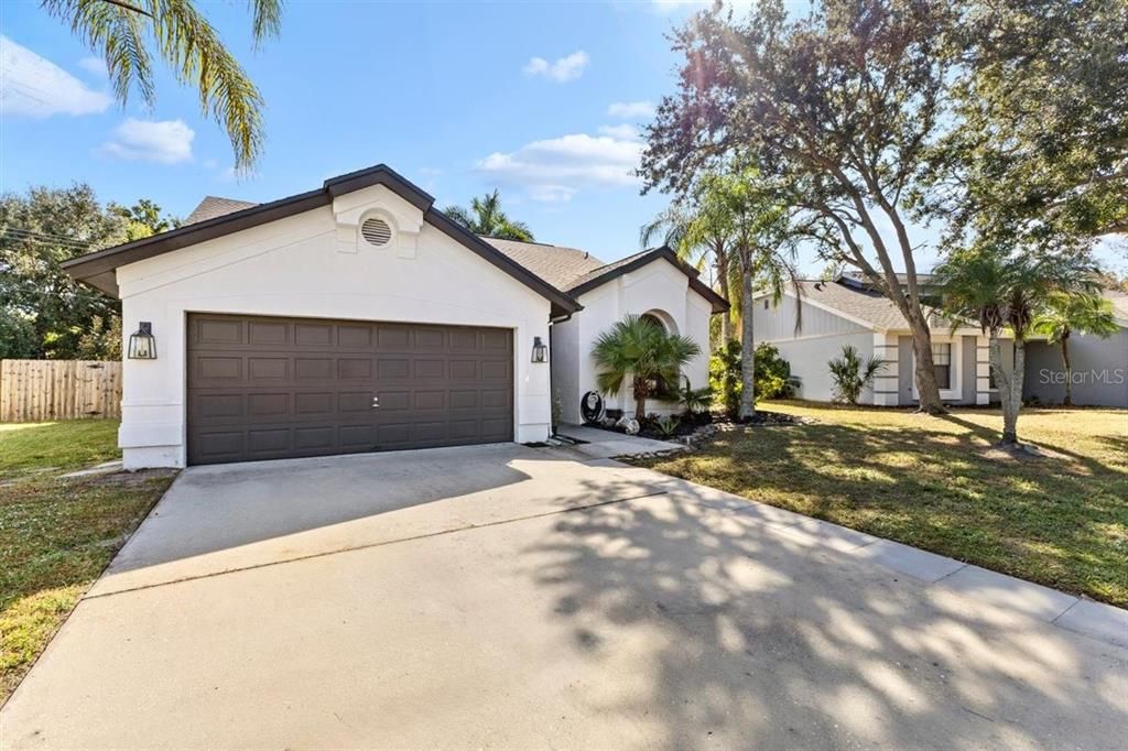 Active With Contract: $469,900 (3 beds, 2 baths, 1674 Square Feet)