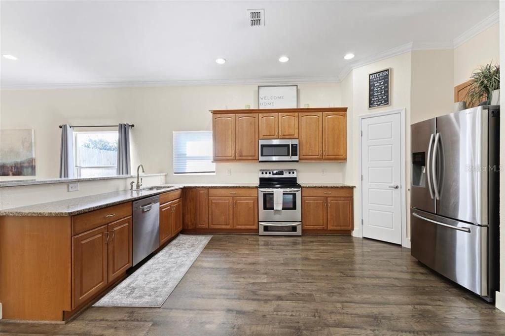 Active With Contract: $469,900 (3 beds, 2 baths, 1674 Square Feet)