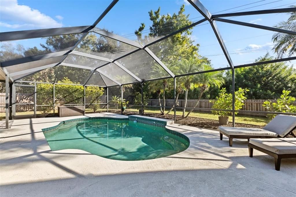 Active With Contract: $469,900 (3 beds, 2 baths, 1674 Square Feet)