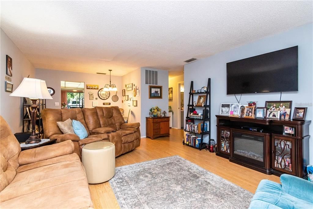 For Sale: $174,500 (2 beds, 2 baths, 1135 Square Feet)