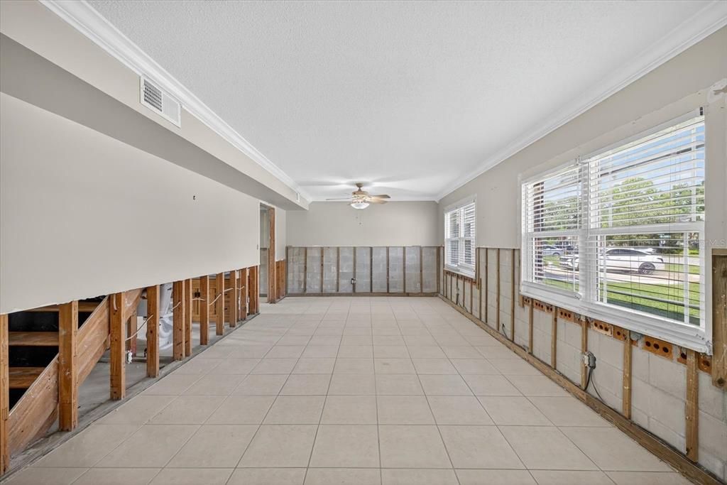 Под контрактом: $529,000 (4 спален, 2 ванн, 1932 Квадратных фут)