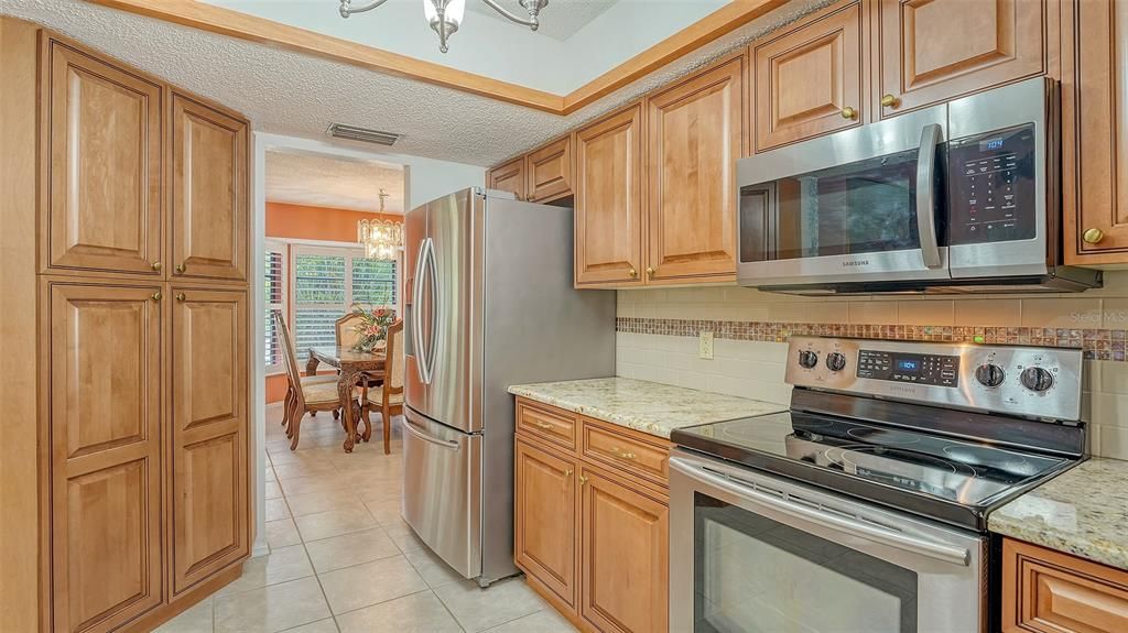 Под контрактом: $639,000 (3 спален, 2 ванн, 2014 Квадратных фут)