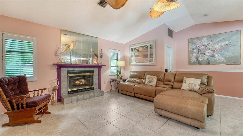 Под контрактом: $639,000 (3 спален, 2 ванн, 2014 Квадратных фут)