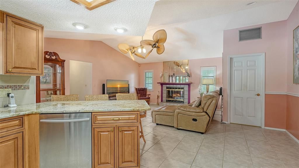 Под контрактом: $639,000 (3 спален, 2 ванн, 2014 Квадратных фут)