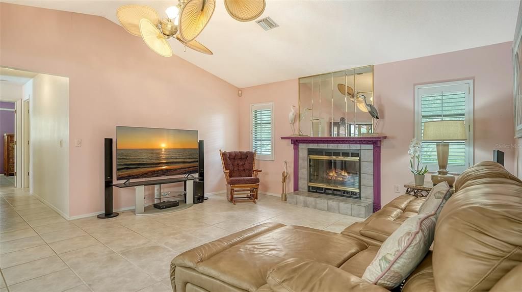 Под контрактом: $639,000 (3 спален, 2 ванн, 2014 Квадратных фут)