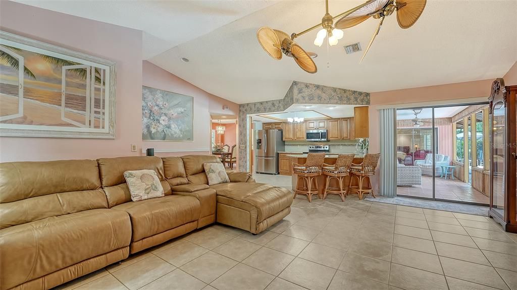 Под контрактом: $639,000 (3 спален, 2 ванн, 2014 Квадратных фут)