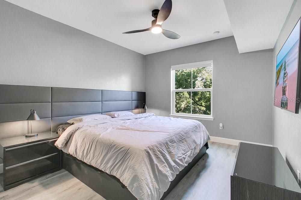 For Sale: $211,999 (1 beds, 1 baths, 744 Square Feet)