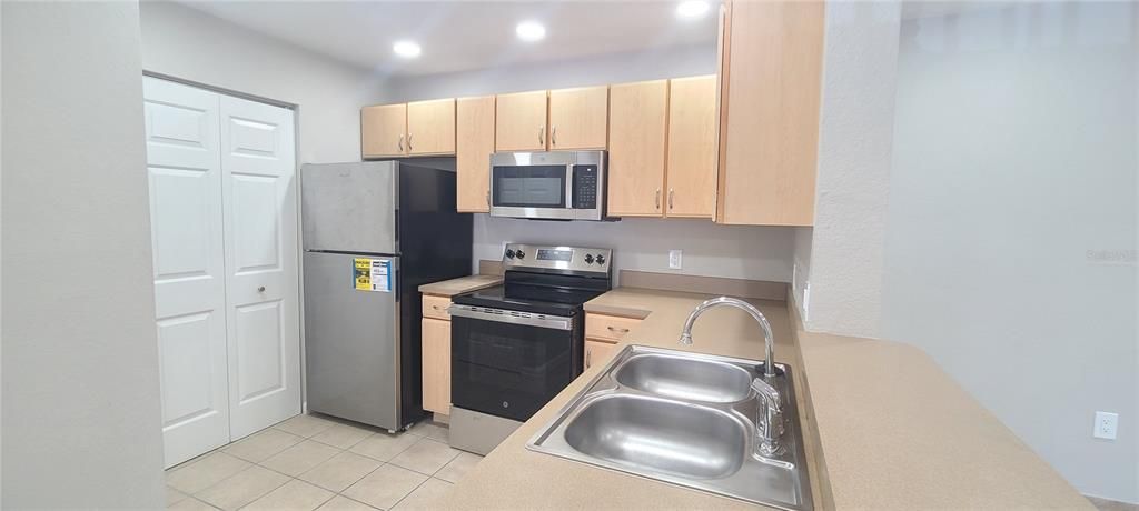 Active With Contract: $219,000 (2 beds, 2 baths, 1006 Square Feet)