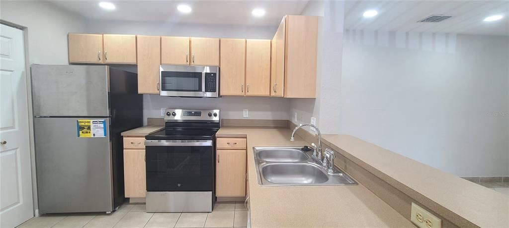 Active With Contract: $219,000 (2 beds, 2 baths, 1006 Square Feet)