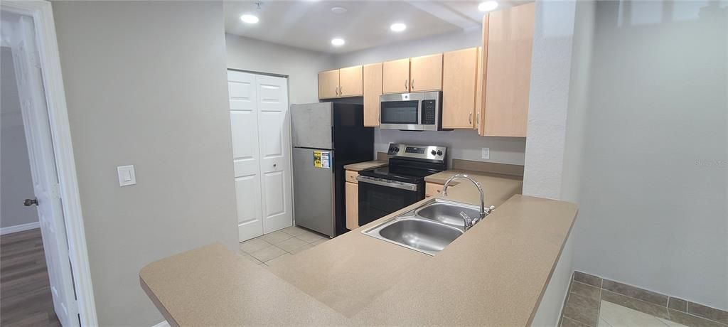 Active With Contract: $219,000 (2 beds, 2 baths, 1006 Square Feet)