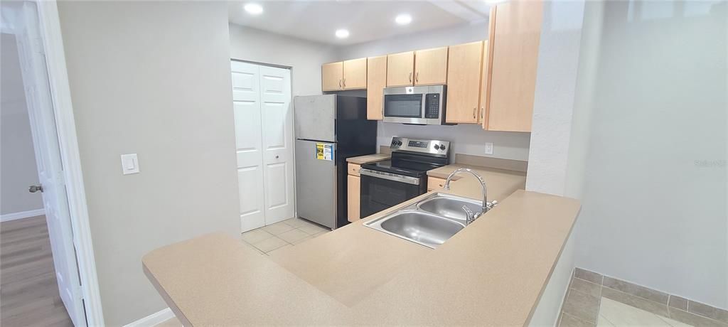 Active With Contract: $219,000 (2 beds, 2 baths, 1006 Square Feet)