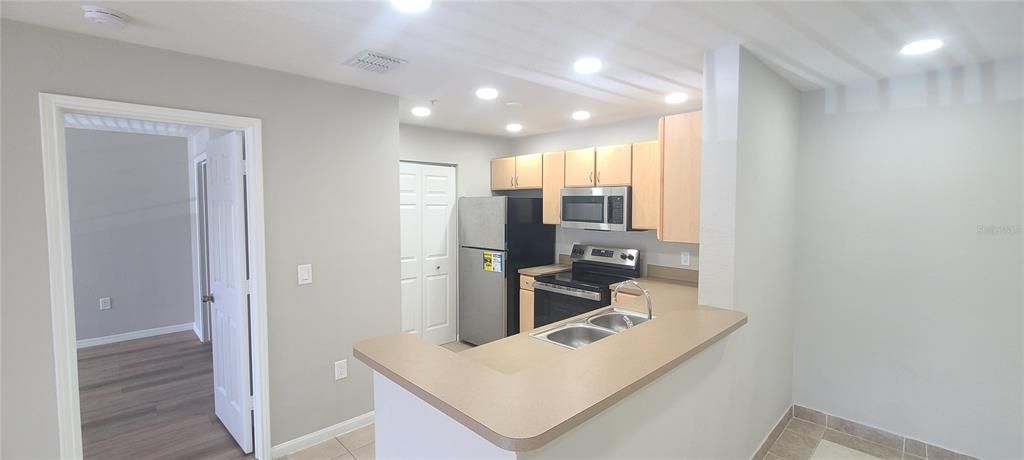 Active With Contract: $219,000 (2 beds, 2 baths, 1006 Square Feet)