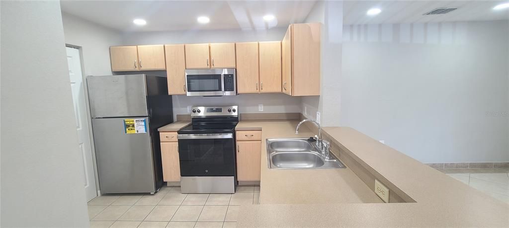 Active With Contract: $219,000 (2 beds, 2 baths, 1006 Square Feet)