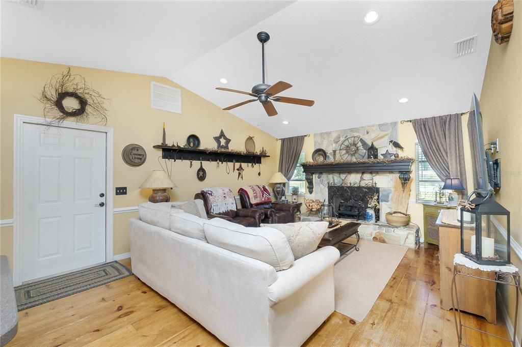 На продажу: $535,000 (3 спален, 2 ванн, 1604 Квадратных фут)