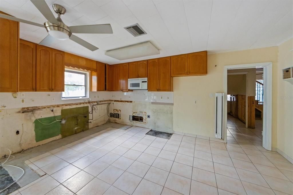 For Sale: $1,595,000 (4 beds, 3 baths, 1933 Square Feet)