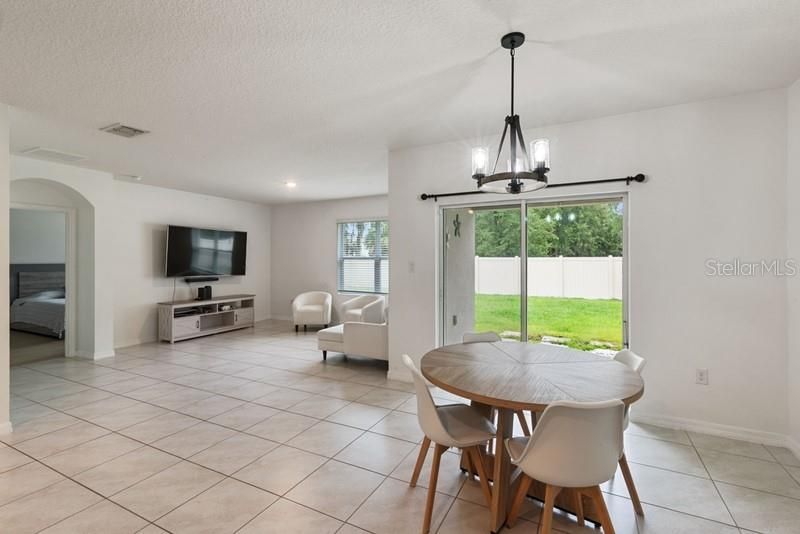 Activo con contrato: $2,250 (4 camas, 2 baños, 1830 Pies cuadrados)