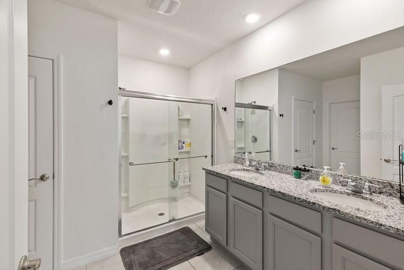 Activo con contrato: $2,250 (4 camas, 2 baños, 1830 Pies cuadrados)