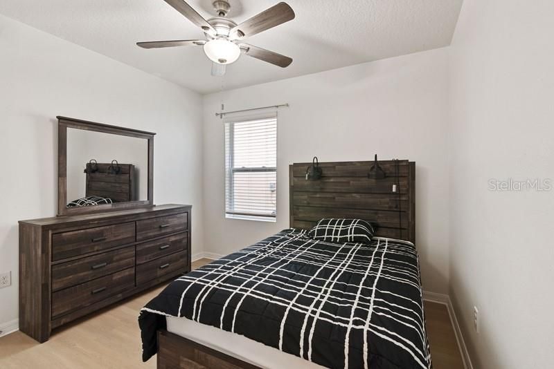 Activo con contrato: $2,250 (4 camas, 2 baños, 1830 Pies cuadrados)