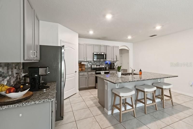 Activo con contrato: $2,250 (4 camas, 2 baños, 1830 Pies cuadrados)