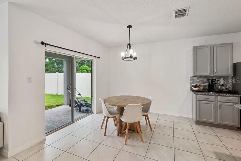 Activo con contrato: $2,250 (4 camas, 2 baños, 1830 Pies cuadrados)