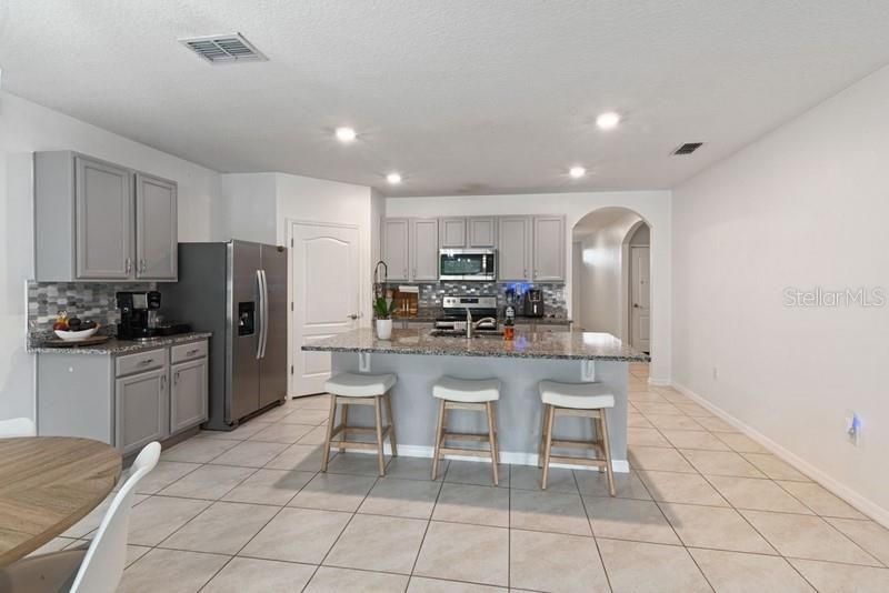 Activo con contrato: $2,250 (4 camas, 2 baños, 1830 Pies cuadrados)