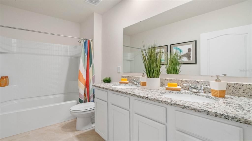 合同活跃: $419,990 (4 贝兹, 2 浴室, 2432 平方英尺)