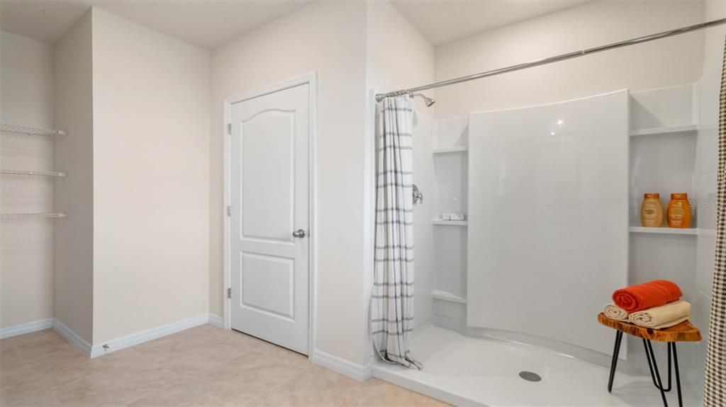 合同活跃: $419,990 (4 贝兹, 2 浴室, 2432 平方英尺)