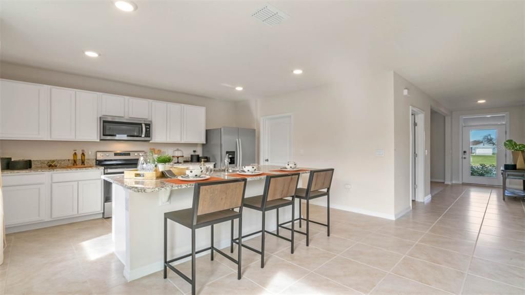 合同活跃: $419,990 (4 贝兹, 2 浴室, 2432 平方英尺)