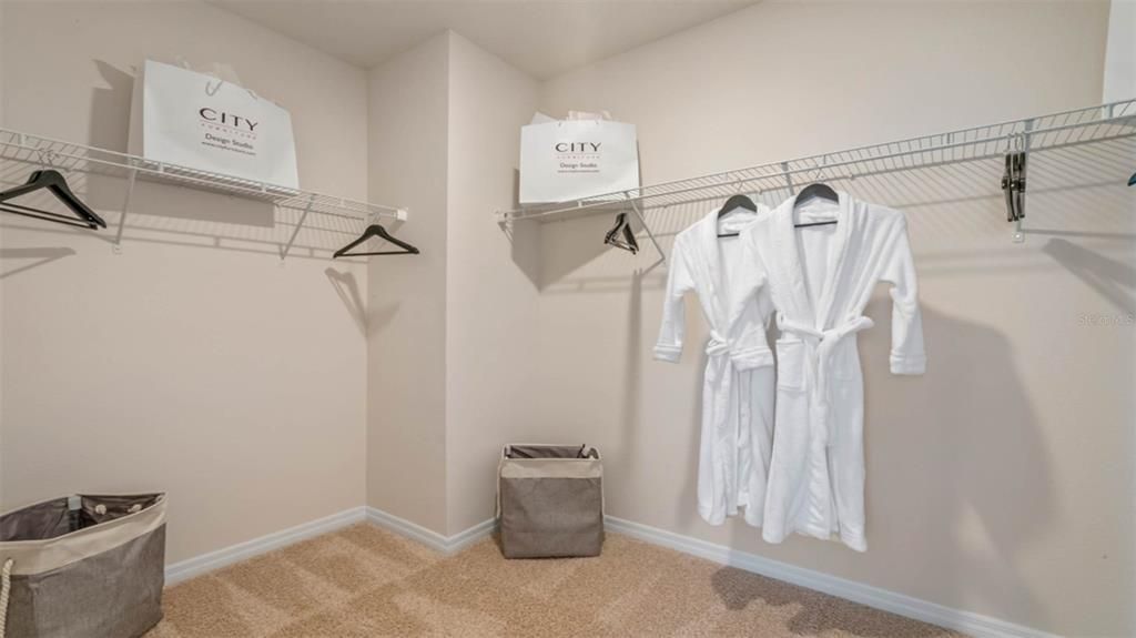 合同活跃: $419,990 (4 贝兹, 2 浴室, 2432 平方英尺)