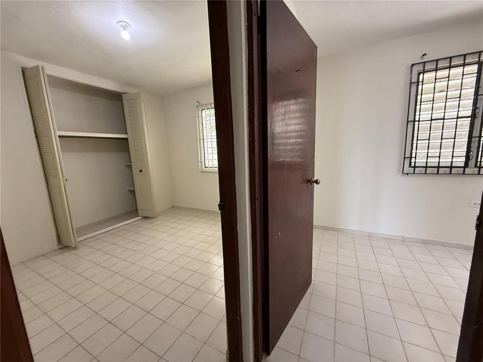 На продажу: $190,000 (3 спален, 1 ванн, 1000 Квадратных фут)