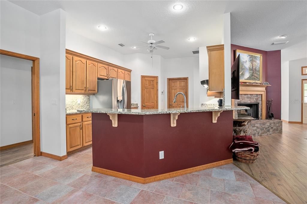 待售: $560,000 (4 贝兹, 3 浴室, 2575 平方英尺)