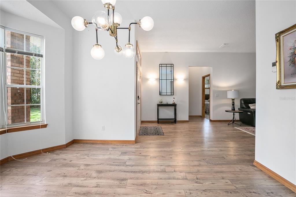 待售: $560,000 (4 贝兹, 3 浴室, 2575 平方英尺)