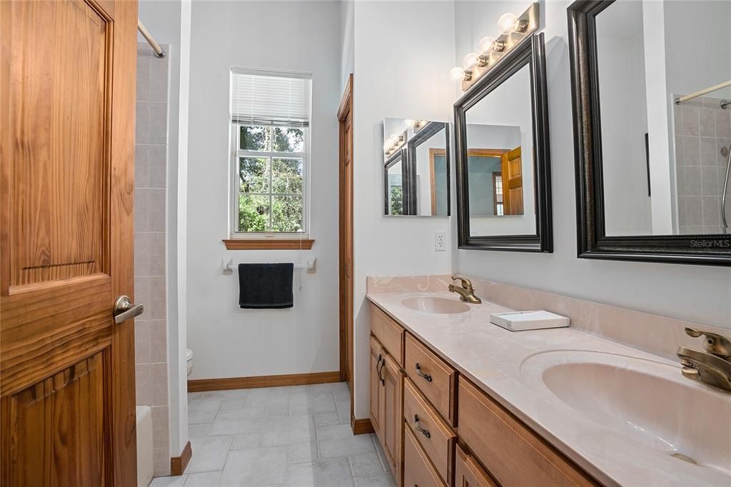 待售: $560,000 (4 贝兹, 3 浴室, 2575 平方英尺)