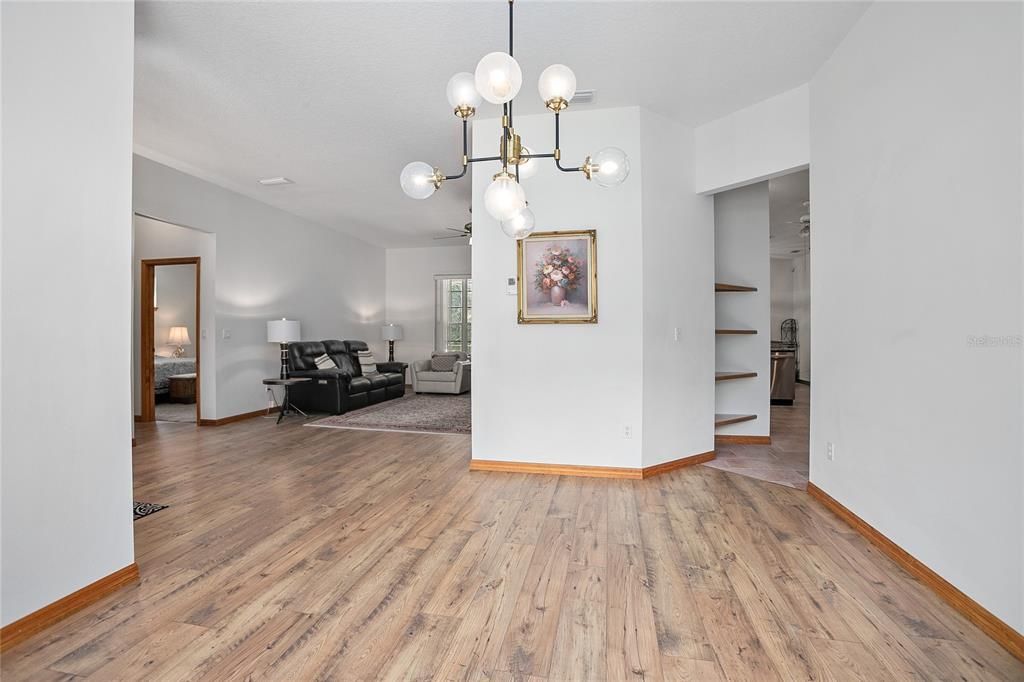 待售: $560,000 (4 贝兹, 3 浴室, 2575 平方英尺)