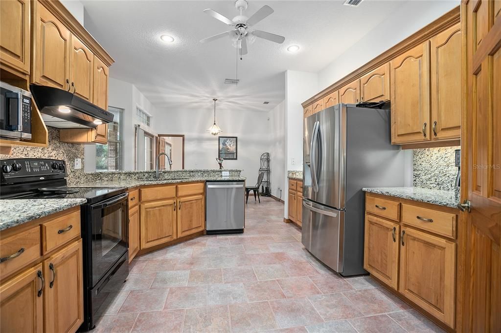 待售: $560,000 (4 贝兹, 3 浴室, 2575 平方英尺)