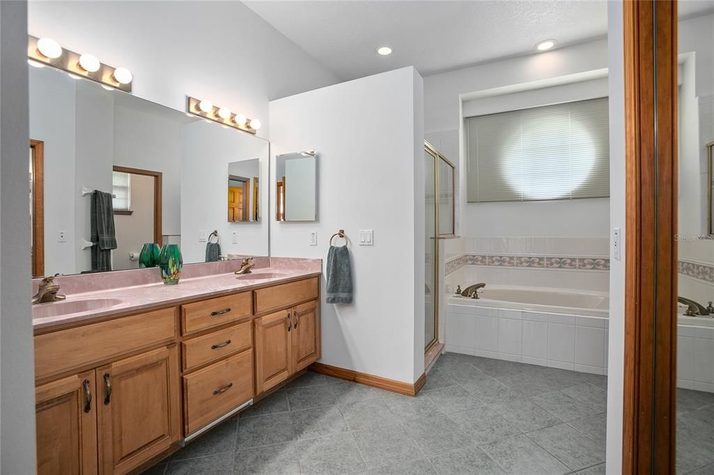 待售: $560,000 (4 贝兹, 3 浴室, 2575 平方英尺)