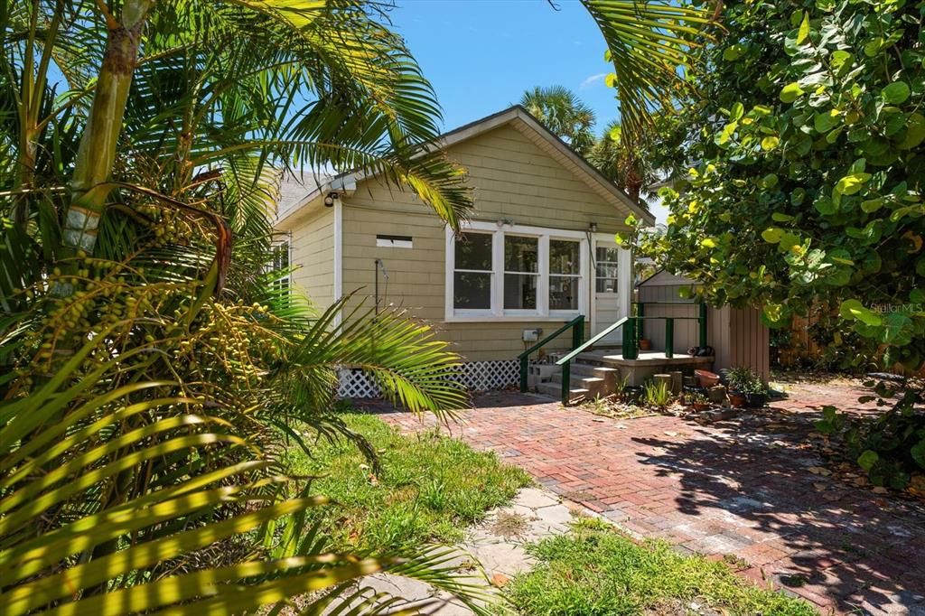 For Sale: $1,299,000 (3 beds, 2 baths, 1556 Square Feet)