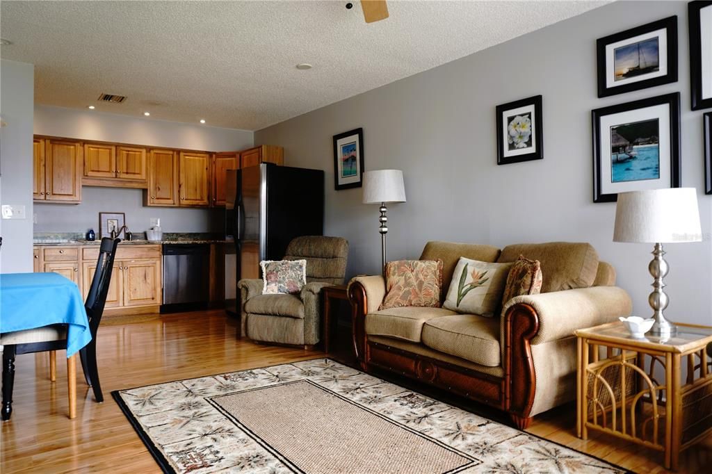 Под контрактом: $1,500 (2 спален, 1 ванн, 768 Квадратных фут)