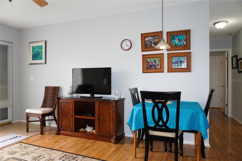 Под контрактом: $1,500 (2 спален, 1 ванн, 768 Квадратных фут)