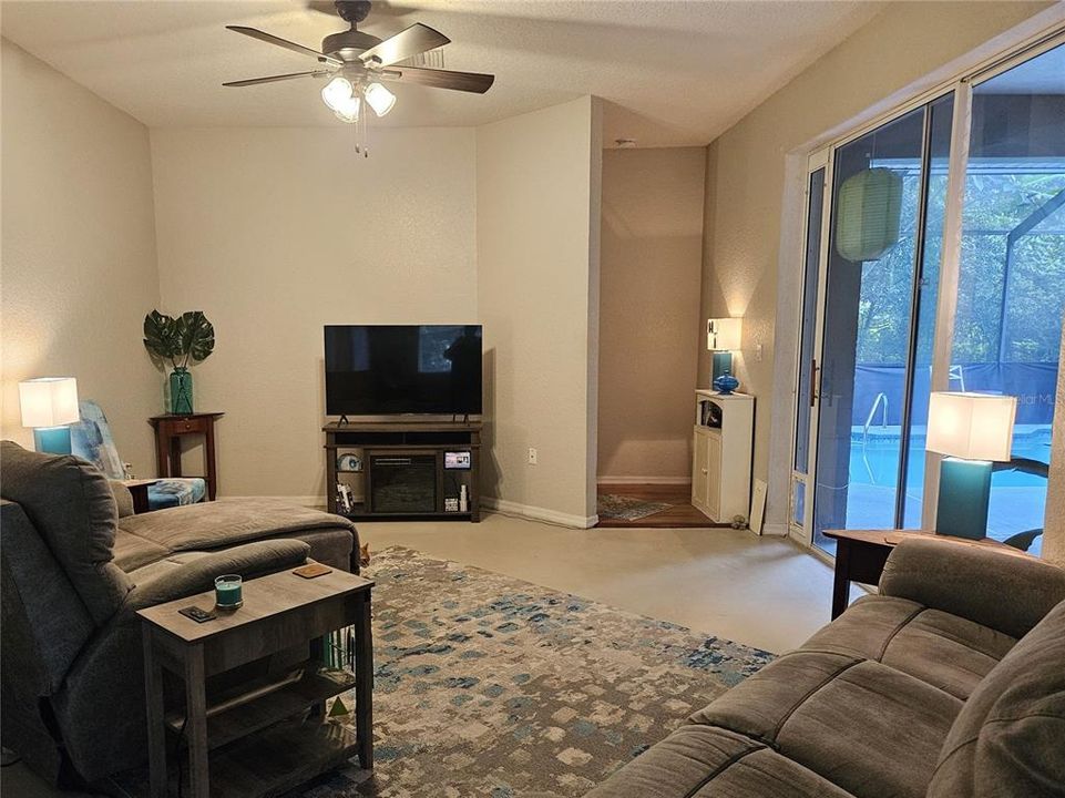 合同活跃: $595,000 (3 贝兹, 3 浴室, 2261 平方英尺)