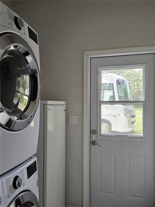 合同活跃: $595,000 (3 贝兹, 3 浴室, 2261 平方英尺)