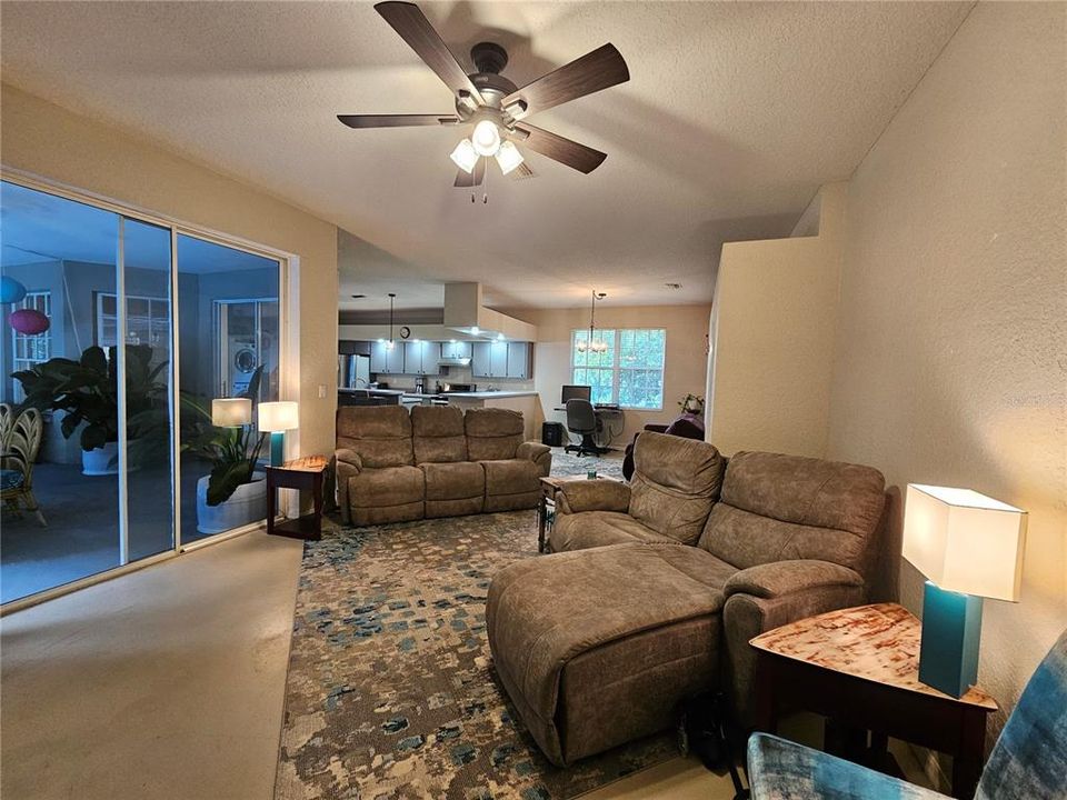 合同活跃: $595,000 (3 贝兹, 3 浴室, 2261 平方英尺)