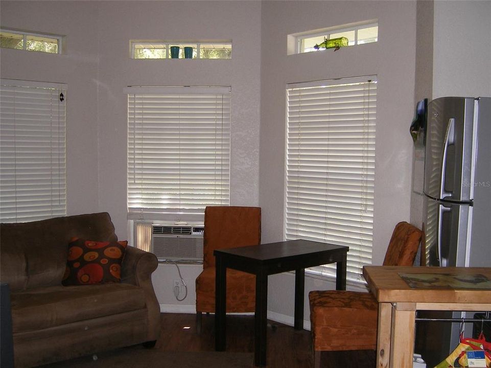 合同活跃: $595,000 (3 贝兹, 3 浴室, 2261 平方英尺)