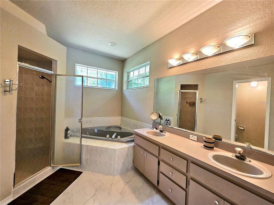 合同活跃: $595,000 (3 贝兹, 3 浴室, 2261 平方英尺)