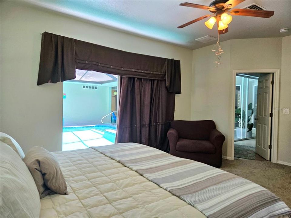 合同活跃: $595,000 (3 贝兹, 3 浴室, 2261 平方英尺)