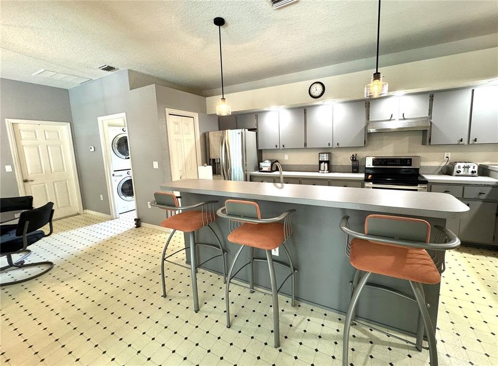 合同活跃: $595,000 (3 贝兹, 3 浴室, 2261 平方英尺)